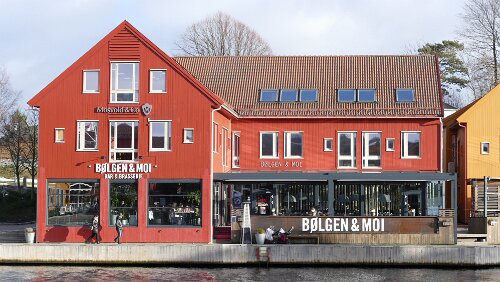 Haukeli – Kristiansand – Hjørring Fiskebrygga er et byområde i Kristiansand som ligger mellom Kvadraturen og Lagmannsholmen. Fiskemarkedet på Fiskebrygga er en av byens turistattraksjoner,...