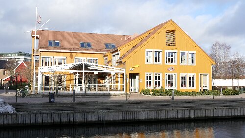 Haukeli – Kristiansand – Hjørring Fiskebrygga er et byområde i Kristiansand som ligger mellom Kvadraturen og Lagmannsholmen. Fiskemarkedet på Fiskebrygga er en av byens turistattraksjoner,...