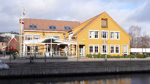 Haukeli – Kristiansand – Hjørring Fiskebrygga er et byområde i Kristiansand som ligger mellom Kvadraturen og Lagmannsholmen. Fiskemarkedet på Fiskebrygga er en av byens turistattraksjoner,...