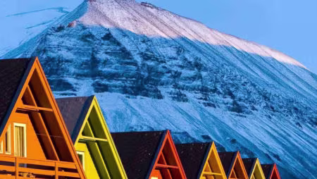 Reisen hit Siden Svalbard ble oppdaget av den nederlandske kapteinen Willem Barentsz i 1596 er denne øya 74° nord i disse dager veldig enkel å komme seg til. Du kan reise...