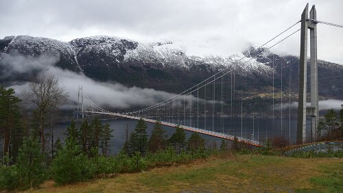 Vågsli - Bergen Die Hardangerbrua (deutsch Hardangerbrücke) ist eine Hängebrücke über den Eidfjord in Norwegen. Gesamtlänge: 1380 m; Höhe: 202 m; Lichte Höhe: 55 m