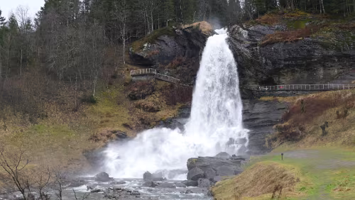 Vågsli - Bergen Der Steinsdalsfossen ist einer der meistbesuchten Wasserfälle Norwegens. Er ist Teil des Flusses Fosselva, der kurz nach dem Wasserfall in den Fluss...
