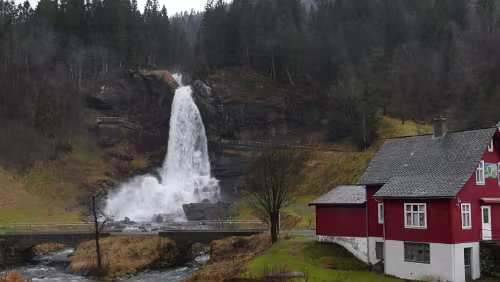 Vågsli - Bergen Der Steinsdalsfossen ist einer der meistbesuchten Wasserfälle Norwegens. Er ist Teil des Flusses Fosselva, der kurz nach dem Wasserfall in den Fluss...