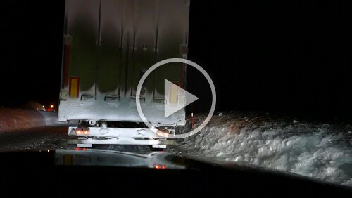 Trondheim – Storjord i Tysfjord Die Schneefräse die von Norden kam arbeitet noch am Schlagbaum