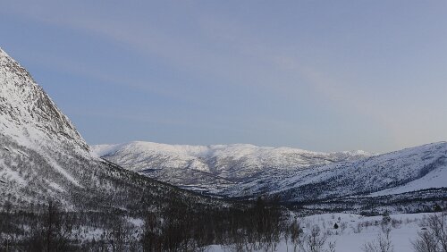 Storjord i Tysfjord – Tromsø Auf einer kleinen Anhöhe