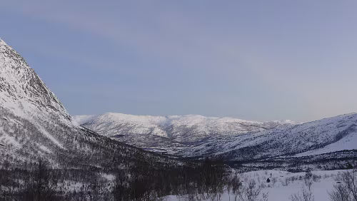 Storjord i Tysfjord – Tromsø Auf einer kleinen Anhöhe