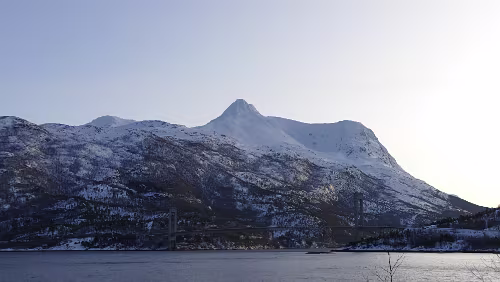Storjord i Tysfjord – Tromsø Skjombrua, også omtalt som Skjomen bru og tidligere også som Trongskjombrua, er ei hengebru i stål som krysser fjorden Skjomen ca. 20 km sør for Narvik i...