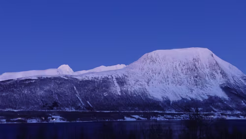 Storjord i Tysfjord – Tromsø Links die rausragende Bergspitze im Hintergrund hängt groß bei mir im Büro 😊