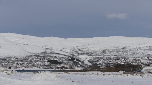 Tromsø – Longyearbyen Am Tromsø lufthavn Langnes
