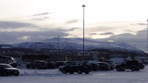 Tromsø – Longyearbyen Am Tromsø lufthavn Langnes