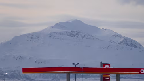 Tromsø – Longyearbyen Am Tromsø lufthavn Langnes