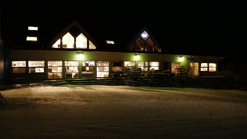 Tromsø – Longyearbyen Das „Einkaufszentrum“ („Lompensenteret“) in Longyearbyen. Das „Fruene“ ist renoviert worden, es kann nun nur noch von innen betreten werden.