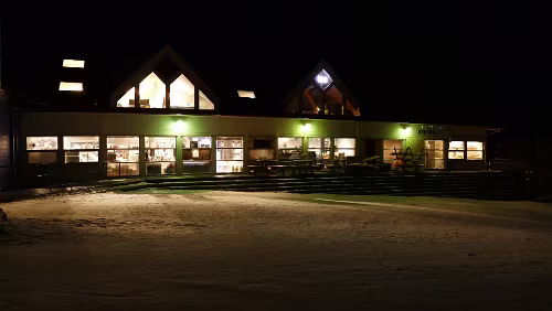 Tromsø – Longyearbyen Das „Einkaufszentrum“ („Lompensenteret“) in Longyearbyen. Das „Fruene“ ist renoviert worden, es kann nun nur noch von innen betreten werden.