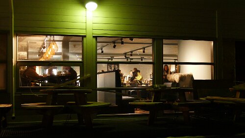 Tromsø – Longyearbyen Das „Einkaufszentrum“ („Lompensenteret“) in Longyearbyen. Das „Fruene“ ist renoviert worden, es kann nun nur noch von innen betreten werden.