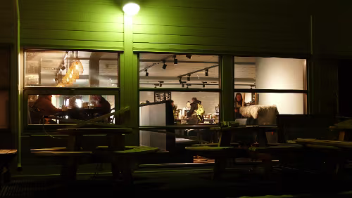 Tromsø – Longyearbyen Das „Einkaufszentrum“ („Lompensenteret“) in Longyearbyen. Das „Fruene“ ist renoviert worden, es kann nun nur noch von innen betreten werden.