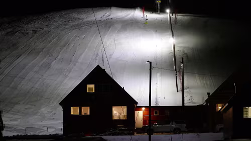 Tromsø – Longyearbyen Der Skilift ist vom Ortsrand ins Zentrum umgezogen