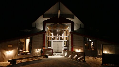 Tromsø – Longyearbyen Der Eingang vom „Radisson Blu Polar Hotel“, links das „Schuhzimmer“ und rechts der „Barentz Gastropub“.