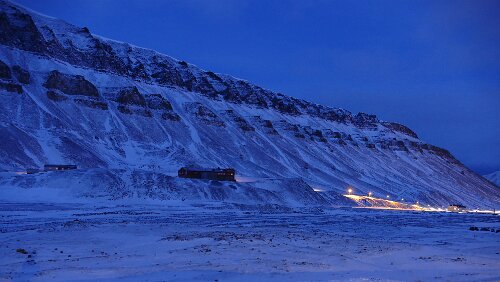 Longyearbyen Es liegt sehr wenig Schnee, sozusagen „Gone with the wind“, vom Winde verweht. Weil, es war recht kalt und da ist der sehr feine Schnee einfach weggeweht...