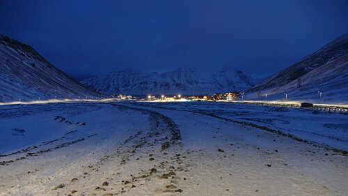 Longyearbyen Am Weg 106, zwischen Nybyen und Huset mit Blick auf den Hauptort