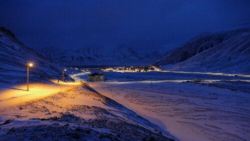 Longyearbyen Das Huset, im Hintergrund das Zentrum von Longyearbyen