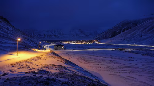 Longyearbyen Das Huset, im Hintergrund das Zentrum von Longyearbyen