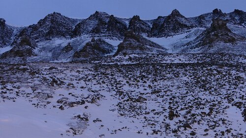 Longyearbyen Es liegt sehr wenig Schnee, sozusagen „Gone with the wind“, vom Winde verweht. Weil, es war recht kalt und da ist der sehr feine Schnee einfach weggeweht...