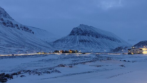 Longyearbyen Links Nybyen, rechts das Huset
