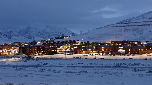 Longyearbyen Ganz links im Bild sieht man noch einen Teil des Kulturhuset mit den markanten horizontalen Elementen. Vor den in der Bildmitte verlaufenden alten Pfosten der...
