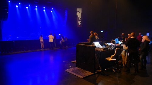 Longyearbyen Sehr leer, aber es ist ja auch noch vor der Zeit, um 21 Uhr soll es losgehen.