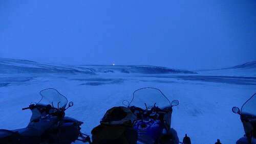 Longyearbyen „Villmarksafari med elektrisk snøscooter“, soll heißen, wir fuhren mit normalen Benzin betriebenen Scootern. Die Akkus machten wohl Probleme und die Geräte...
