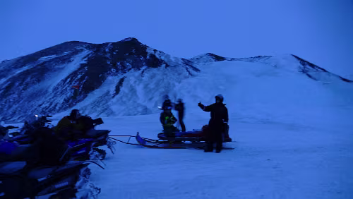 Longyearbyen Im Bildhintergrund sieht man einen Pingo . Ein Pingo (Plural: Pingos; Inuktitut für Hügel, schwangere Frau) ist ein im Permafrost entstandener Erdhügel.