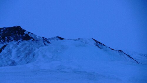 Longyearbyen Ein Pingo . Ein Pingo (Plural: Pingos; Inuktitut für Hügel, schwangere Frau) ist ein im Permafrost entstandener Erdhügel.