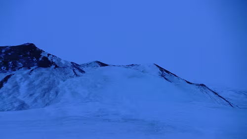 Longyearbyen Ein Pingo . Ein Pingo (Plural: Pingos; Inuktitut für Hügel, schwangere Frau) ist ein im Permafrost entstandener Erdhügel.