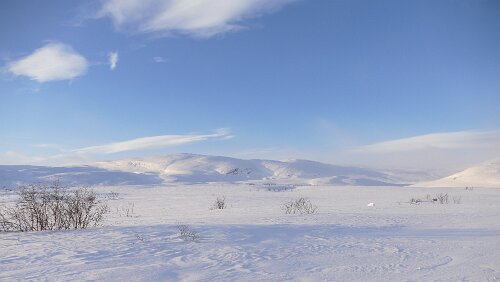 Tromsø – Vuollerim Kurz vor der Grenze, sie verläuft in 200m, das Wetter ist fantastisch