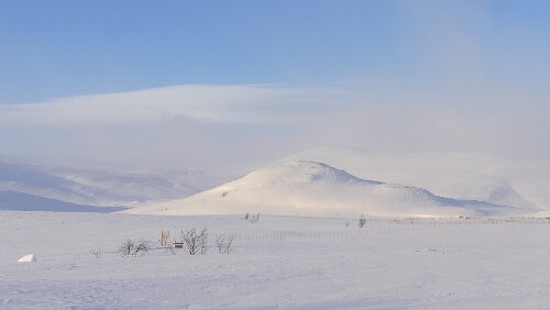 Tromsø – Vuollerim Kurz vor der Grenze, sie verläuft in 200m, das Wetter ist fantastisch
