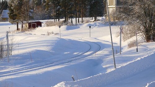 Östersund – Sunne Die Inlandsbanan verläuft hier zwischen Straße und dem See Hålen