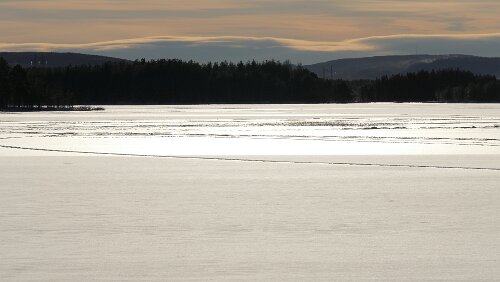 Östersund – Sunne Der Kyrksjön ist ein See in der Nähe von Ytterhogdal (Jämtland). Der Kyrksjön liegt im Einzugsgebiet von Sveg, das rund 33 Kilometer vom See entfernt ist.