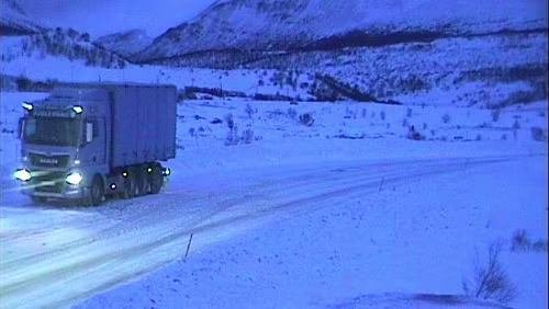 Kuriose Aufnahmen Sieht eher aus, als ob das Fahrzeug als letztes in der Kolonne steht