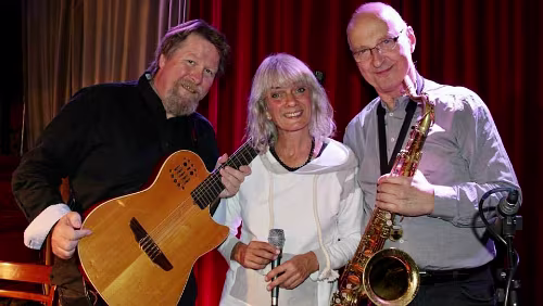 PolarJazz 2021 Trio de Janeiro Ekte, duvende bossanovarytmer! Trio de Janeiro er kjent for å være et glimrende live-band, og med stilsikker eleganse formidler de ikke bare...