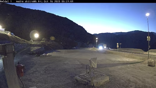 Kurios Was das wohl für ein Gebilde da ist, auf dem kleinen Sockel. Ja, klar, das ist so ein Drehkreuz für an einen Skilift.