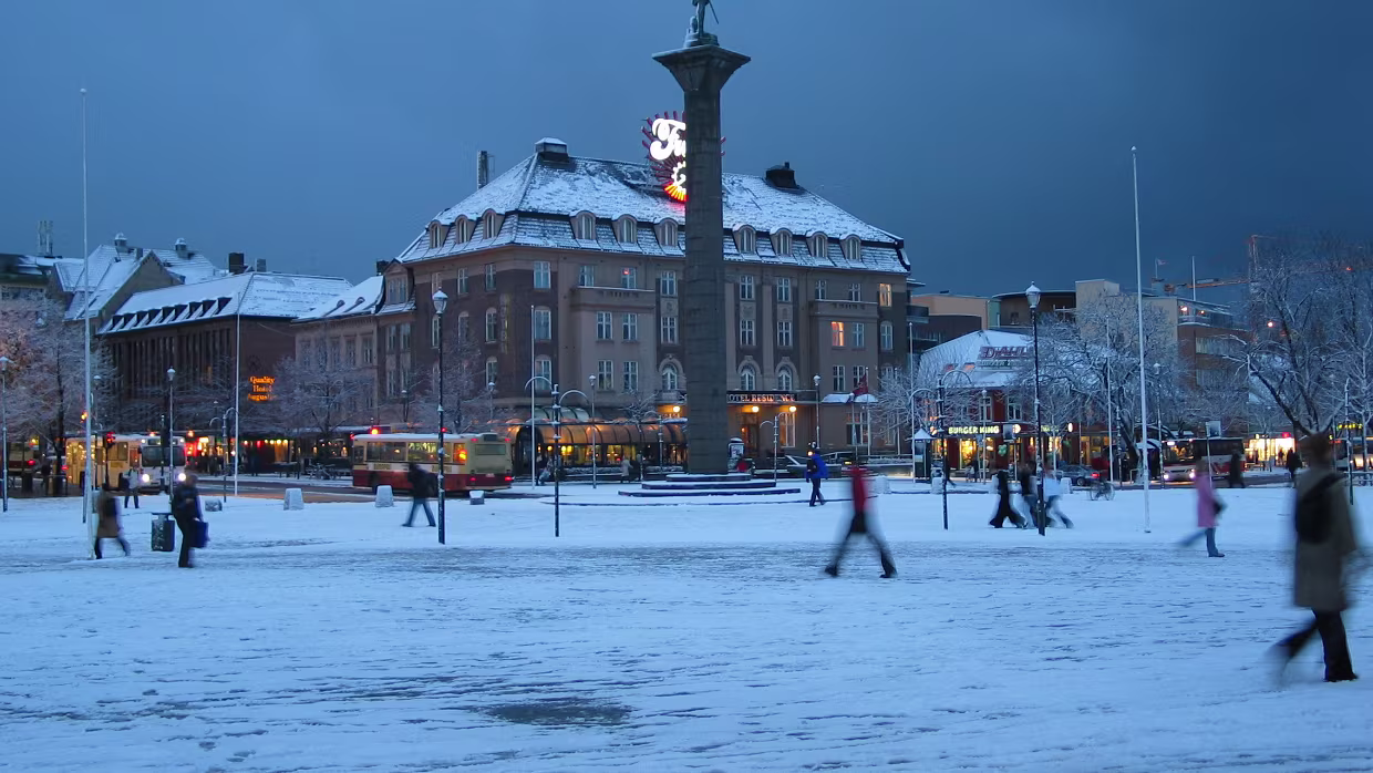 30.01.2022 Hamar – Trondheim Karte – Reiseroute So 30.01.2022 Hamar – Trondheim, 5 Std. 7 Min. (374 km) Aktuelle Wetteraussichten vv_Hamar...