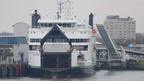 Hahnstätten – Puttgarden – – Rødby – Malmö Die „Deutschland“ liegt fest gemacht am Kai in Puttgarden.