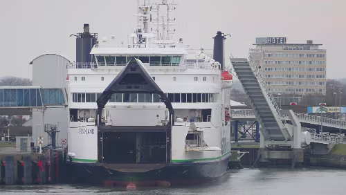 Hahnstätten – Puttgarden – – Rødby – Malmö Die „Deutschland“ liegt fest gemacht am Kai in Puttgarden.