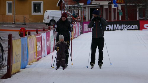 Sunne – Östersund Früh übt sich. Die Nachwuchsläuferin gibt den Takt vor, die Eltern folgen bedächtig. Tolle Situation.