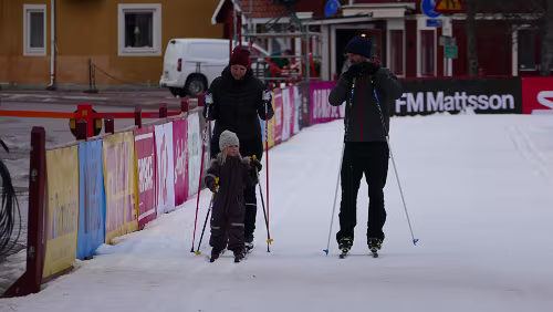 Sunne – Östersund Früh übt sich. Die Nachwuchsläuferin gibt den Takt vor, die Eltern folgen bedächtig. Tolle Situation.