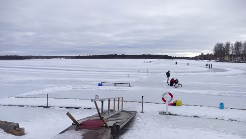 Sunne – Östersund Es sind doch einige Leute auf dem Eis.