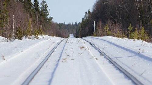 Östersund – Vuollerim Die Geleise der Inlandsbanan.