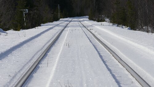 Östersund – Vuollerim Die Geleise der Inlandsbanan.