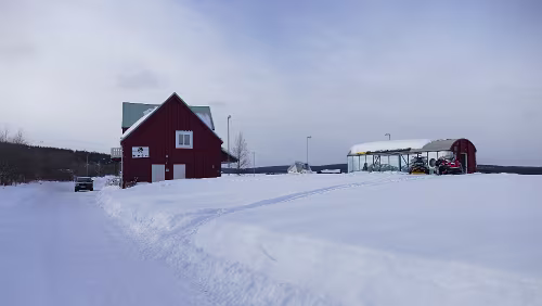 Vuollerim – Tromsø Bahnhof in Porjus, rechts der Wagon in dem mutmaßlich eine WebCam hängt.