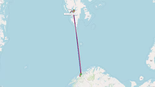 Tromsø – Longyearbyen Der Anflug verlief schon deutlich anders als 2020, erstaunlich. Denn die hellrote durchgehende Linie ist nichts anderes als die reale Route von 2020.